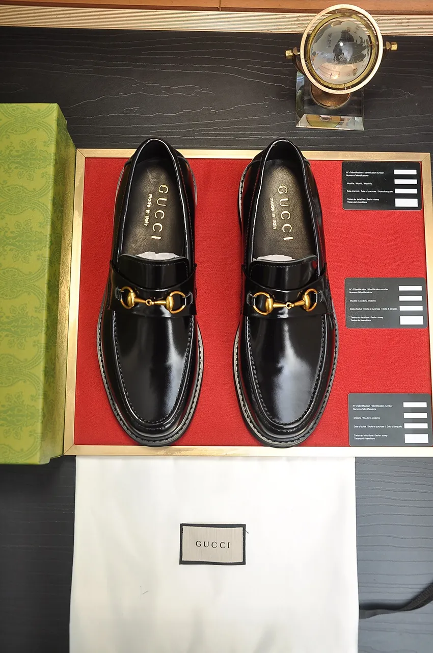 Men's shoes💰540💶Italy's top luxury men's shoe giant (GUCCI) (Gucci) (full cowhide lining) new arrival🍃Original European style🔰 Pleasant to the eye😍In order to make the shoes more durable and non-deformable🌀The production continues to follow traditional methods but there is still no lack of innovation💪Choose original sheepskin for the leather♻️ Smooth and natural And extra bright ⭐Made of imported cowhide, the first choice of rich people 38-45 (45 customized)